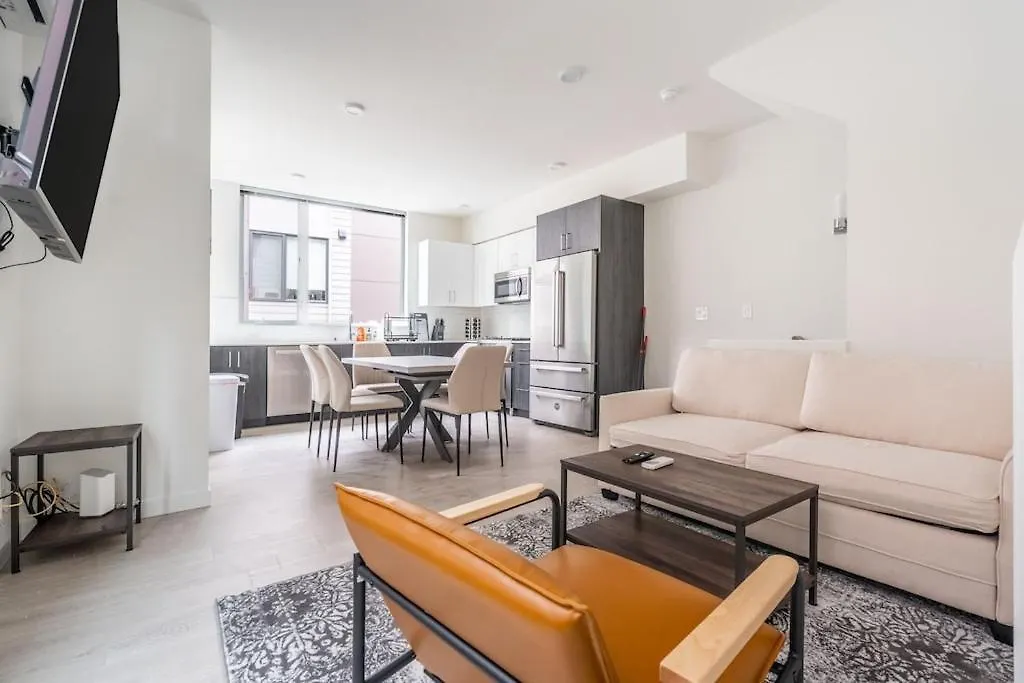 Elegant Townhome In Green Lake location